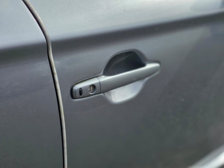 2014 Mitsubishi Outlander - thumbnail 23