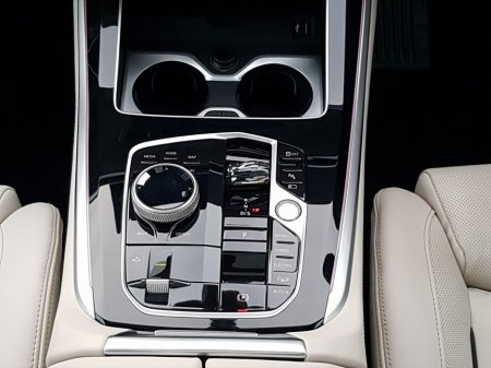 2025 BMW X5 xDrive50e M Sport thumbnail