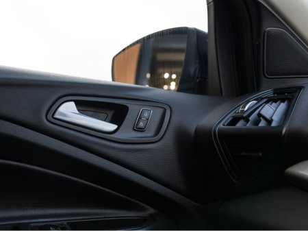 2015 Ford Kuga ZETEC 2.0 TDCI 120PS FWD 4 4DR €11,950 thumbnail