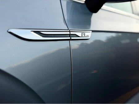 2018 Volkswagen Touareg D R-LE 3.0 TDI 4M 286HP 5DR AUTO €52,950 thumbnail