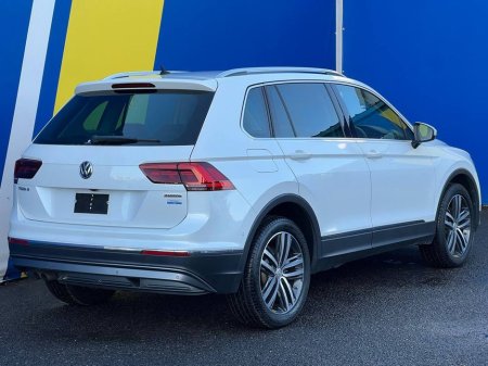 2018 Volkswagen Tiguan HIGHLINE 2.0 TDI 4MOTION // LEATHER HEATED SEATS // DIGITAL CLUSTER //360 SURROUND PARKING CAMERAS €26,900 thumbnail