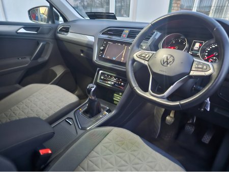 2023 Volkswagen Tiguan - thumbnail 17