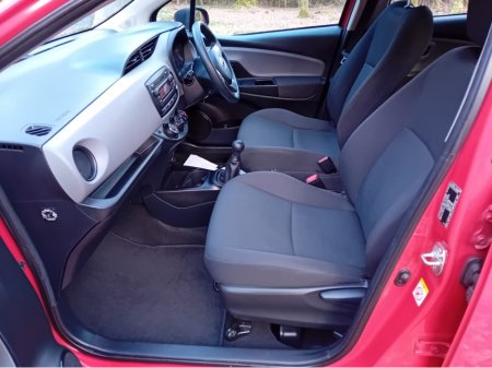 2015 Toyota Yaris - thumbnail 9