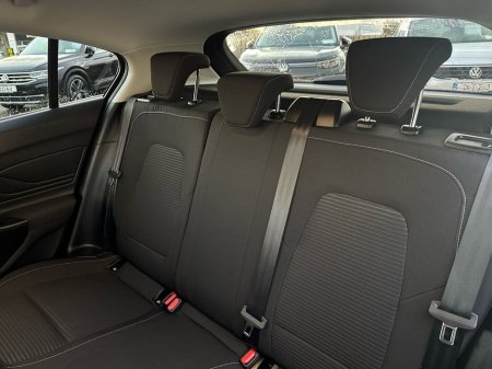 2025 Ford Focus Titanium 1.0L EcoBoost 125PS mHEV €28,975 thumbnail
