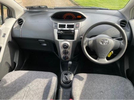 2010 Toyota Yaris - thumbnail 12