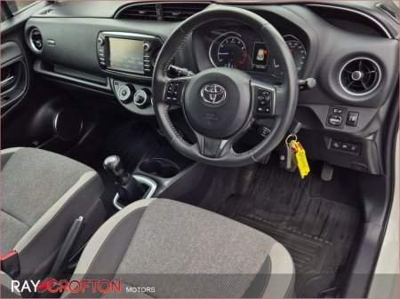 2019 Toyota Yaris - thumbnail 2