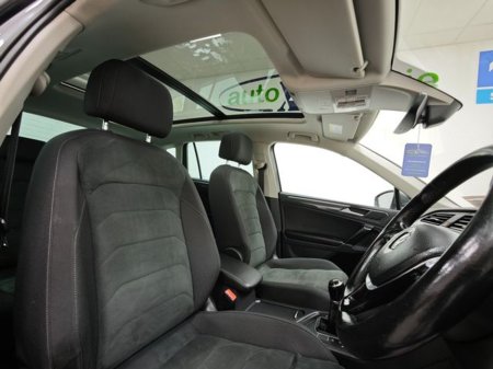 2017 Volkswagen Tiguan - thumbnail 22