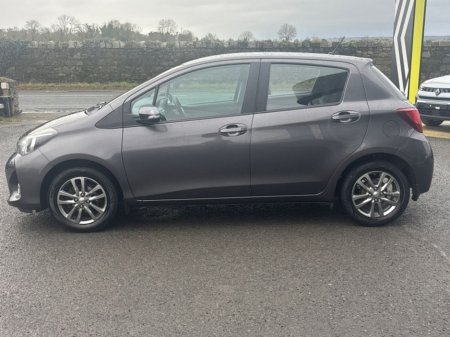 2017 Toyota Yaris - thumbnail 4