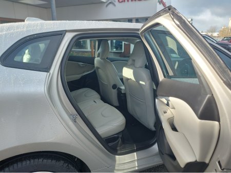 2019 Volvo V40 D3 MOMENTUM ED 5DR €19,950 thumbnail