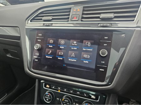 2020 Volkswagen Tiguan HIGHLINE 2.0 TDI MANUAL 6SPEED FWD 150HP 5DR €27,950 thumbnail