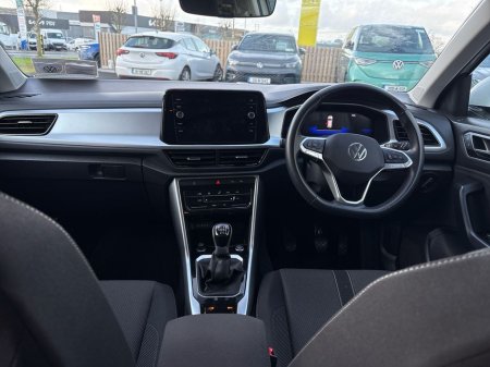 2024 Volkswagen T-Roc T-ROC EDITION 75 1.0TSI M6F 116HP €29,975 thumbnail