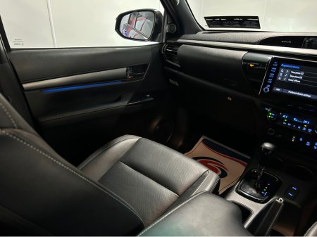 2022 Toyota Hilux INVINCIBLE X D-4D 4WD INVINCIBLE DCB €42,500 thumbnail