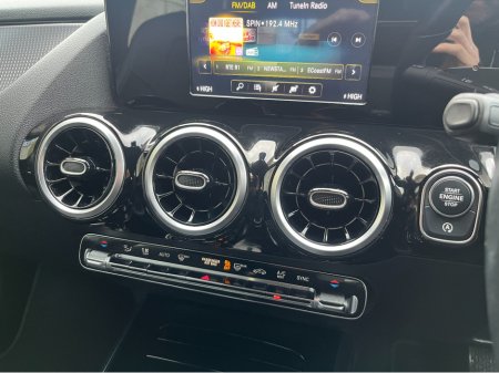 2019 Mercedes-Benz B Class B180 SPORT AUTOMATIC 1.3 PETROL //LOW MILES//HALF LEATHER SEATS//SAT NAV//REVERSE CAMERA// €20,950 thumbnail