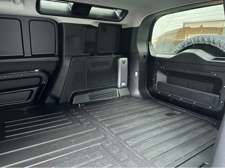 2022 Land Rover Defender ++LOW KM++ 3 SEATS / PLUS VAT €53,000 thumbnail