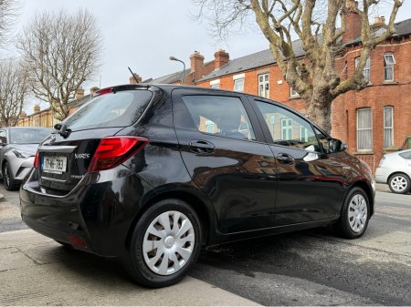 2017 Toyota Yaris - thumbnail 5