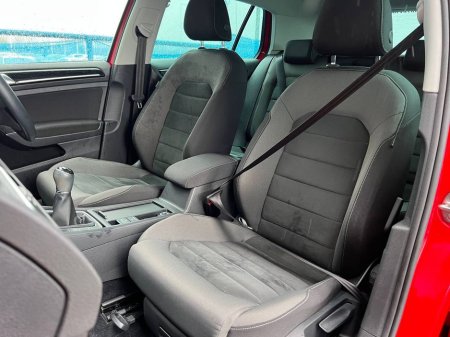 2018 Volkswagen Golf HIGHLINE R-LINE 1.0 TSI // 17" ALLOYS // APPLE CARPLAY/ANDROID AUTO // HEATED SEATS €18,900 thumbnail