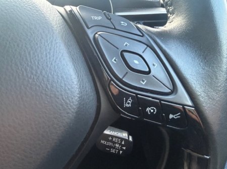 2023 Toyota C-HR 1.8 HYBRID SOL €24,945 thumbnail