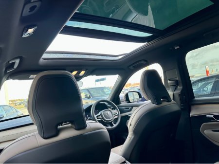 2025 Volvo XC90 - thumbnail 10