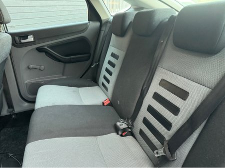 2010 Ford Focus - thumbnail 14