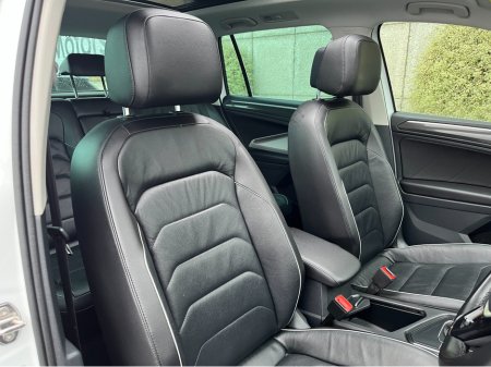 2020 Volkswagen Tiguan R-LINE AUTOMATIC 150HP 1.5 TSI //MASSIVE SPEC//FULL LEATHER//PANORAMIC GLASS ROOF//SAT NAV// €34,950 thumbnail