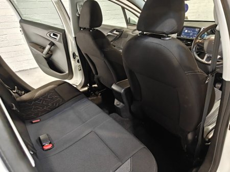 2019 Peugeot 2008 - thumbnail 17