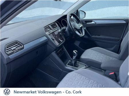 2023 Volkswagen Tiguan - view 4