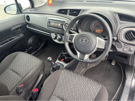 2012 Toyota Yaris - thumbnail 18