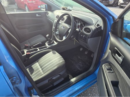 2010 Ford Focus - thumbnail 4