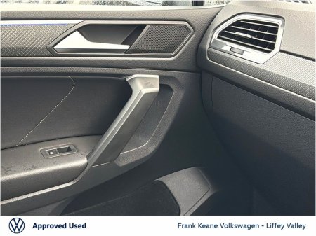 2023 Volkswagen Tiguan Allspace R-LINE AUTO 2.0 TDI 150HP *PLATINUM GREY* *7-SEATER* *SUNROOF* *CARPLAY & ANDROID AUTO* *REAR VIEW CAMERA* *PCP FINANCE AVAILABLE* €48,995 thumbnail