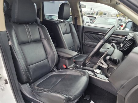 2016 Mitsubishi Outlander - thumbnail 13