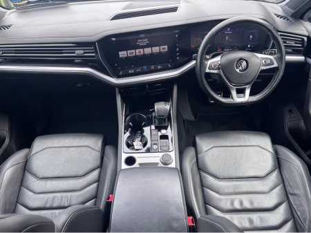 2018 Volkswagen Touareg - view 2