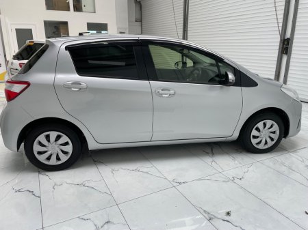 2019 Toyota Yaris - thumbnail 2