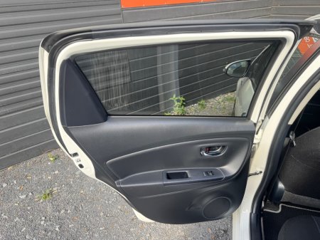 2018 Toyota Yaris - thumbnail 17