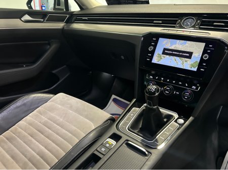 2018 Volkswagen Passat HIGHLINE R Line 1.6 TDI MANUAL 6SPEED FWD 120HP 4DR €18,950 thumbnail