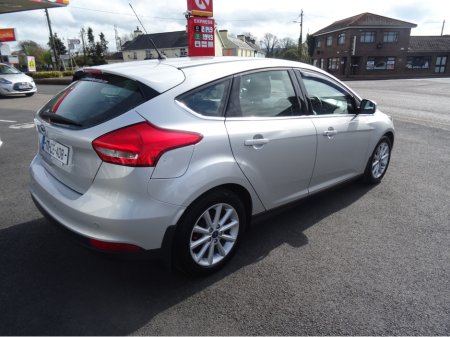 2017 Ford Focus - thumbnail 11