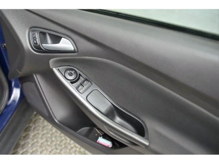 2016 Ford Focus - thumbnail 26