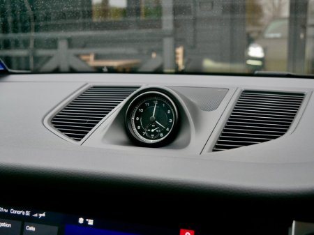 2023 Porsche Macan Macan T €69,950 thumbnail