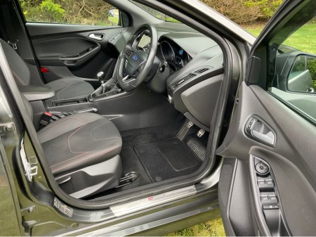 2017 Ford Focus - thumbnail 12