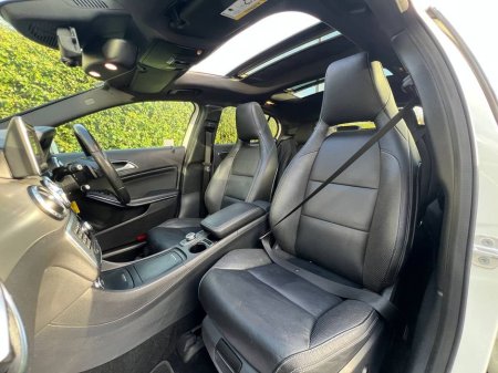 2015 Mercedes-Benz GLA Class GLA180 1.6 AUTO // PANORAMIC SUNROOF // LEATHER HEATED POWERED SEATS // DUAL ZONE CLIMATE CONTROL €17,900