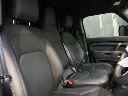 2025 Land Rover Defender - thumbnail 16