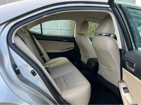 2018 Lexus IS 300 h - thumbnail 9