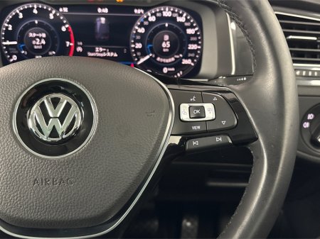 2019 Volkswagen Golf COMFORTLINE**TOUCHSCREEN MEDIA**APPLE CAR PLAY**REVERSE CAMERA**PARKING SENSORS**MULTIFUNCTIONAL STEERING WHEEL**CRUSIE CONTROL**DUAL CLIMATE**CLOTH SEATS**ELECTRIC WINDOWS**AIRCONDITIONING**ISOFIX** €19,995 thumbnail