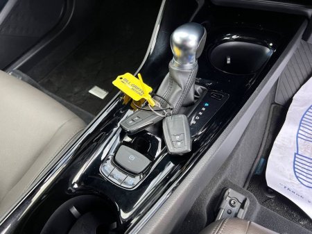 2019 Toyota C-HR 1.8 HYBRID // SERVICE HISTORY // TOP VIEW PARKING CAMERAS // DUAL ZONE CLIMATE CONTROL €19,900 thumbnail