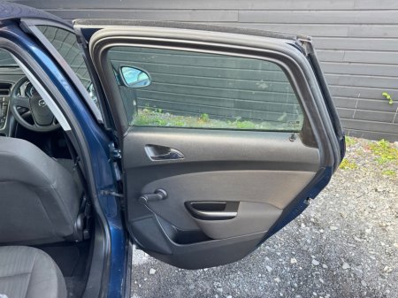 2012 Opel Astra - thumbnail 16