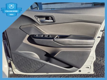 2022 Toyota C-HR / 2022 / 1.8 HYBRID / AUTOMATIC €19,999 thumbnail