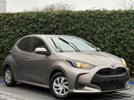 2021 Toyota Yaris 1.5 HYBRID // REVERSE CAMERA // ADAPTIVE CRUISE CONTROL // DIGITAL CLIMATE CONTROL