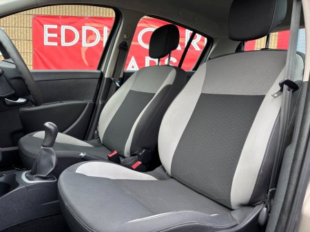 2011 Renault Clio 1.2 16V ETHANOL ROYALE ECO €3,450 thumbnail