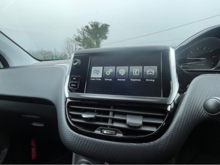 2016 Peugeot 208 1.2 Petrol Automatic LOW KM €9,900 thumbnail