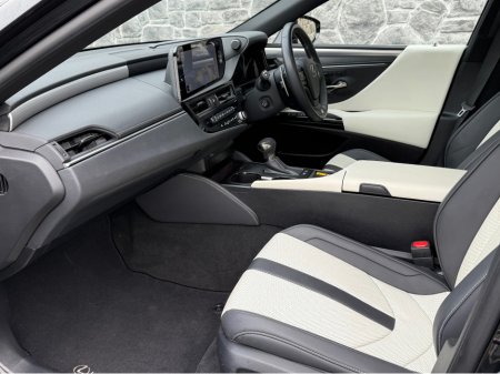 2024 Lexus ES 300 H F SPORT ES 300H 4DR AUTO €48,950 thumbnail