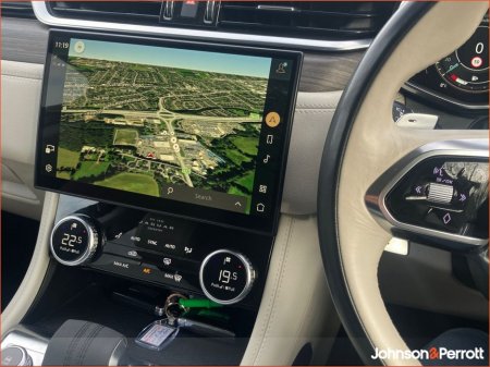 2022 Jaguar F-Pace 2.0 I4 PHEV 404 PS AWD Auto S €42,900 thumbnail